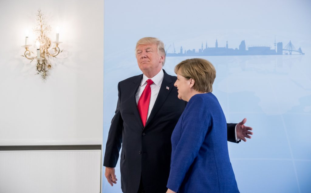 Bundeskanzlerin Angela Merkel begrüßt Donald Trump im Hotel Atlantic.