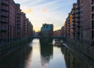 Die besten Foto-Motive rund um die HafenCity Wasserschloss-Poggenmühlenbrücke-Speicherstadt-Hamburg-Wasserschlösschen