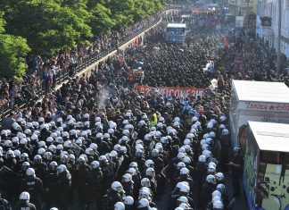 Prozess: Journalisten klagen gegen Bundesrepublik und gewinnen Demonstranten und Polizisten beim G20-Protestmarsch "Welcome to hell". Foto: Boris Roessler/dpa