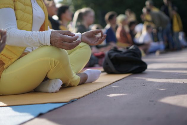 Friedlicher Protest beim Yoga-Gipfel. Foto: Laura Lagershausen.