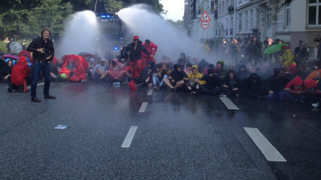Wasserwerfer auf Demonstranten am Schwanenwik. Foto: Lukas Schepers