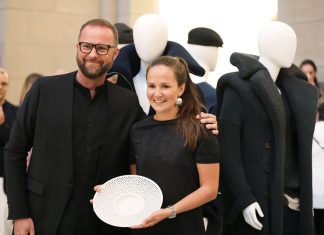 HAW-Studentin gewinnt europäischen Modepreis Gewinnerin Hannah Kliewer und Jurymitglied Thomas Steinbrück