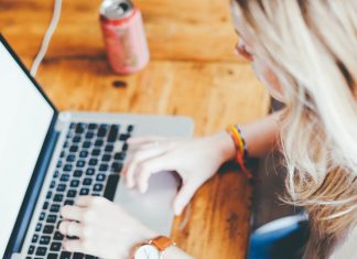 7 Tipps für einen erfolgreichen Semesterstart Ein blondes Mädchen sitzt an ihrem Laptop und arbeitet