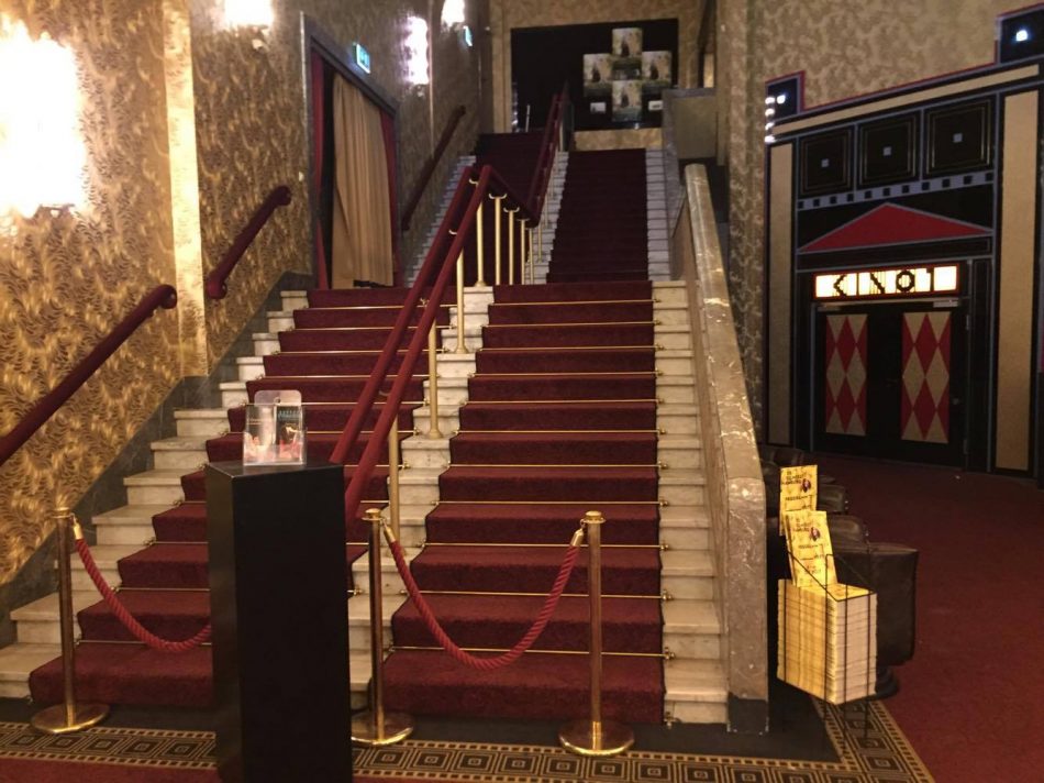 Die Treppen führen zu zwei weiteren Kinosälen im Obergeschoss. Foto: Atessa Bock