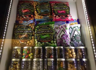 Passage Kino: Mit Kaffeepopcorn ins 19. Jahrhundert Das Passage Kino bietet besondere Snacks wie Popcorn mit Apfel Geschmack oder nach Frühlingszwiebeln schmeckende Kesselchips an. Foto: Atessa Bock