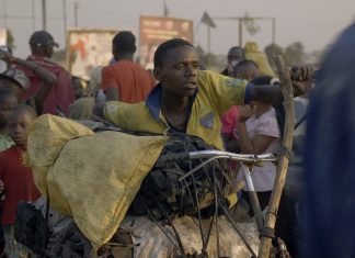 Hiob schiebt sein Fahrrad durch den Kongo Makala von Emmanuel Gris