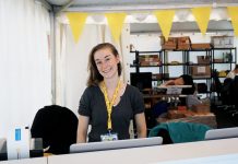 “Es gibt durchaus Filme, die Fragen aufwerfen” Filmfest Hamburg Mitarbeiter Ticketverkauf