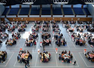 Bundestagswahl: Offizielles Hamburger Endergebnis Helfer beim Auszählen der Briefwahlstimmen der Bundestagswahl 2017.