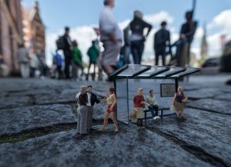 Aktion gegen Gewalt Hilfetelefon_Miniatur-Aktion_Szene_Sexualisierte_Gewalt_©BAFzA