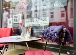 Kino zwischen Stadtteilarbeit und knallhartem Geschäft Schaufenster zum Mini-Kino: Autorenfilme, Nischen-Produktionen und die Kurzfilmreihe „Shorts Attack“ machen das Programm des Filmraums aus. Foto: Lesley-Ann Jahn