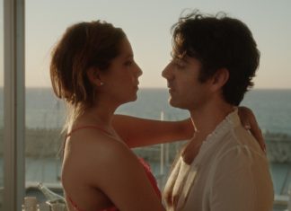 Film “Love Birds”: Lieben zwischen Leid und Lust Ein Mann und eine Frau kommen sich in einer Hotelsuite näher. Im Hintergrund Meer.