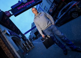 Rattenjagd im Sado-Maso-Keller Kämpft gegen die Rattenplage: Schädlingsbekämpfer Dennis Kalff sucht in der Nähe der Reeperbahn nach Schlupflöchern.