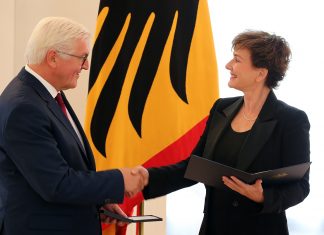 Bundesverdienstkreuz für Karin Beier Karin Beier erhält den Verdienstorden von Bundespräsident Steinmeier