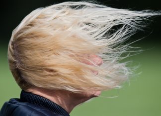 Windgeschwindigkeit bis 100 km/h Die blonden Haare einer Frau werden vom Wind durcheinander gewirbelt. So könnte es auch bei Sturm Grischa am Wochenende aussehen.,