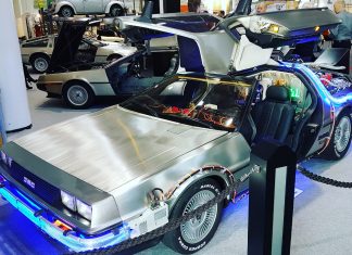 Futuristische Schlitten und alte Schätze Ein Highlight der Messe: Ein nach Vorbild der "Zurück in die Zukunft"-Reihe umgebauter DeLorean. Foto: Jan Siemers