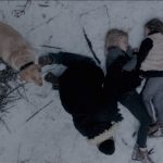 Tatort auf Isländisch Ein Spaziergänger findet die beiden toten Mädchen in einem Wald. Filmstill