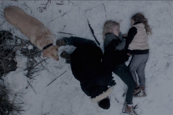 Ein Spaziergänger findet die beiden toten Mädchen in einem Wald. Filmstill
