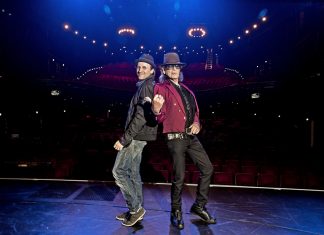 Udo Lindenberg macht Platz für Drag Queens Das Musical "Hinterm Horizont" spielt Ende Oktober vorerst zum letzten Mal in Hamburg. Foto: Stage Entertainment.