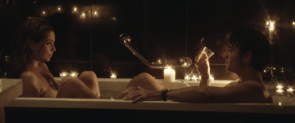 Ein Mann und eine Frau sitzen in der Badewanne