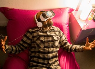 Gaming ist mehr als nur spielen Ein Gast des Creative Gaming Festival testet eine VR-Brille.