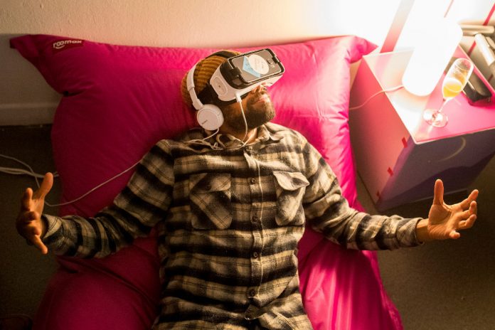 Ein Gast des Creative Gaming Festival testet eine VR-Brille.