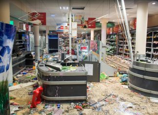 G20-Plünderer bekommt Bewährung Plünderer: Die geplünderte Filiale der Supermarkt-Kette Rewe im Hamburger Schanzenviertel. Foto: dpa