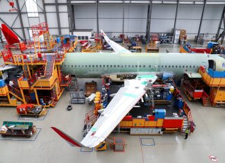 Im Baukasten der Superlative Mitarbeiter von Airbus bauen an einem A320 im Werk in Finkenwerder. Foto: Christian Charisius/dpa