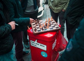 Schachmatt am Taxistand Schachspielende Taxifahrer Hamburg Hauptbahnhof