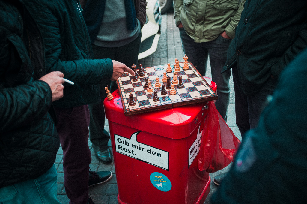 Schachspielende Taxifahrer Hamburg Hauptbahnhof