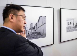 Fotografieren für das kollektive Gedächtnis Xiangsheng Shen vor seinen Werken.