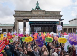 Aufstehen gegen Fremdenhass: 87 Prozent, zeigt euch! Demonstration am 22.10.2017 gegen Einzug der AfD in den Bundestag. Bild: dpa