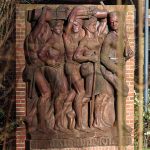 Hamburg will sich kolonialem Erbe stellen Askari-Relief im Tansania-Park in Hamburg-Jenfeld. Foto: Dirtsc - CC BY-SA 3.0