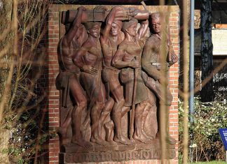 Hamburg will sich kolonialem Erbe stellen Askari-Relief im Tansania-Park in Hamburg-Jenfeld. Foto: Dirtsc - CC BY-SA 3.0