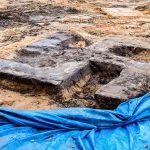 Hakenkreuz aus Beton auf Sportplatz ausgegraben