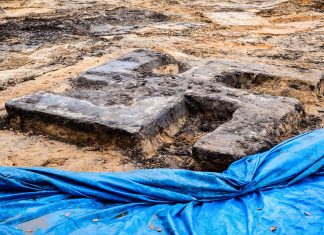 Was tun mit dem Hakenkreuz von Billstedt? Hakenkreuz aus Beton auf Sportplatz ausgegraben