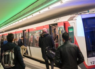 Hochbahn startet mit Platzampel-Test Wenn die Platzampel "grün" zeigt, ist noch ausreichend Platz im Waggon vorhanden. Foto: dpa/Daniel Bockwoldt