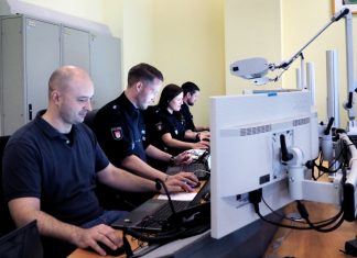 Zwischen Verbrechern und Emojis Social Media Polizei Hamburg