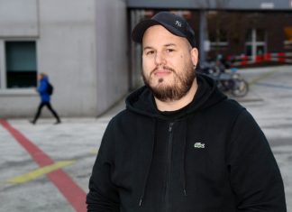 Studierende helfen gegen Stress und Depression Stefan Rahlmann auf dem Campus am Berliner Tor in einer schwarzen Kapuzenjacke.. Stefan Rahlmann betreut Studierende, die unter Stress und Depression leiden.