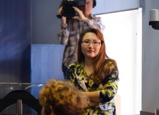 Russische Journalismus-Studierende besuchen Hamburg Prof. Dr. Svetlana Bodrunova während eines Vortrags.