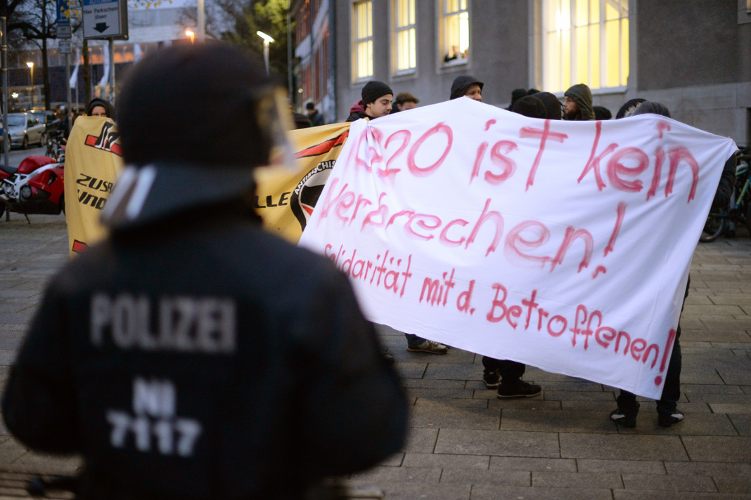 In mehreren deutschen Städten fanden Demonstrationen gegen die G20-Razzien der Polizei statt. Foto: Sven Pfoertner / dpa