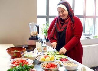 Chickpeace: Integration zwischen Hummus und Kardamom Rihab Hussein kocht bei Chickpeace Gerichte aus ihrer Heimat. Foto: Oliver Schwarzwald