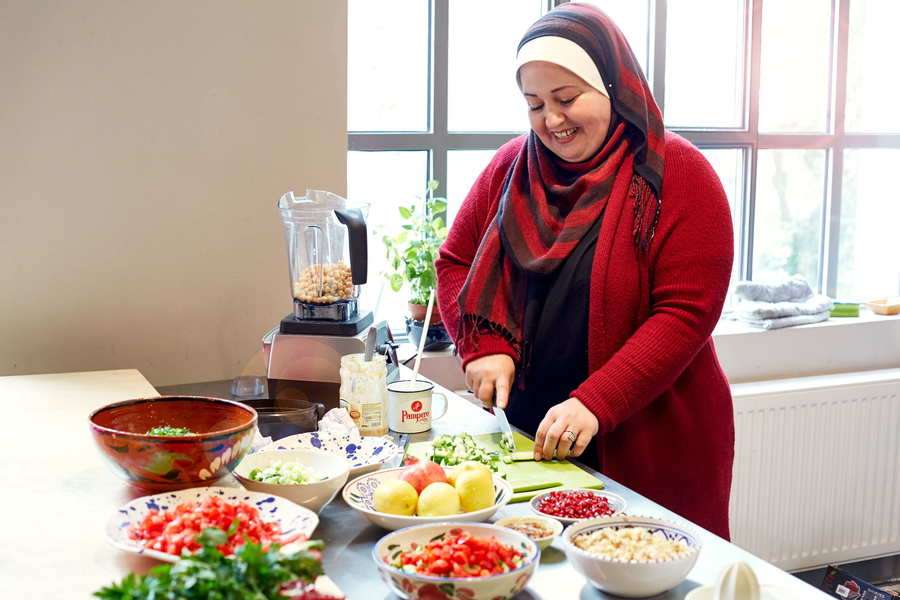 Rihab Hussein kocht bei Chickpeace Gerichte aus ihrer Heimat. Foto: Oliver Schwarzwald