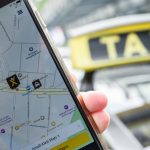 Taxi teilen via App Mit den Apps von mytaxi und der Taxizentrale Hansa-Taxi können sich Fahrgäste nun zusammentun und die Beförderungskosten teilen. Foto: Wolfram Kastl/dpa