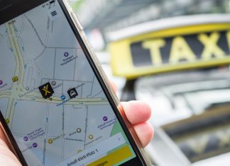 Taxi teilen via App Mit den Apps von mytaxi und der Taxizentrale Hansa-Taxi können sich Fahrgäste nun zusammentun und die Beförderungskosten teilen. Foto: Wolfram Kastl/dpa