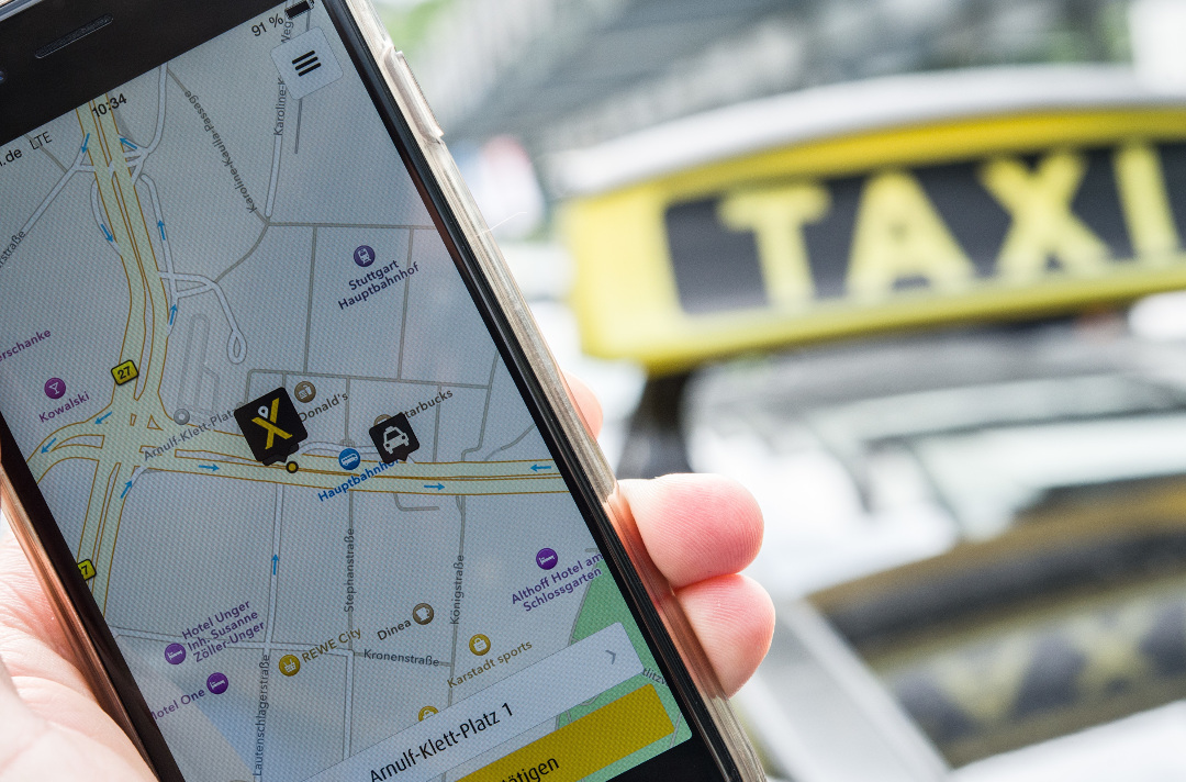 Mit den Apps von mytaxi und der Taxizentrale Hansa-Taxi können sich Fahrgäste nun zusammentun und die Beförderungskosten teilen. Foto: Wolfram Kastl/dpa
