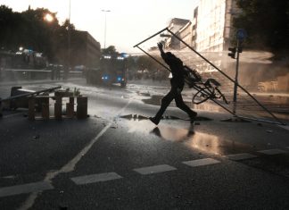 Deutschland gibt G20-Vorsitz an Argentinien ab Ausschreitungen in der Schanze während des G20-Gipfels bleiben den Hamburgern in Erinnerung. Foto: Jonas Dengler