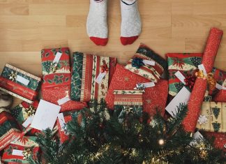 Jeder Deutsche gibt rund 300 Euro für Geschenke aus Weihnachtsbaum mit Geschenken