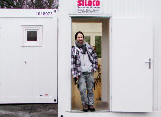 „Mein Traum: Ein Hamburg ohne Obdachlose“ Max Bryan vor dem Wohncontainer an der Petruskirche in Lokstedt. Foto: privat