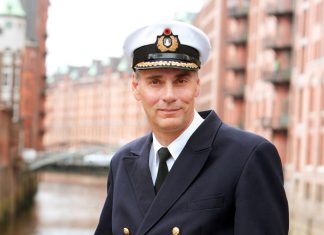 Ostfriesische Gelassenheit im Hafenbecken Jörg Pollmann sorgt als Hafenkapitän für fließenden Verkehr und Sicherheit im Hafenbecken. Foto: HPA/ Gregor Schläger