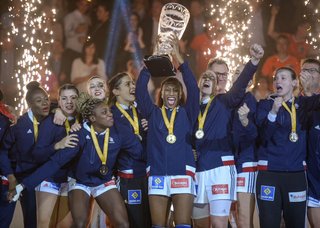 Die französiche Handballnationalmannschaft feiert den WM-Sieg. Foto: Axel Heimken/dpa